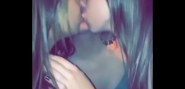  Garotas se beijando na festa